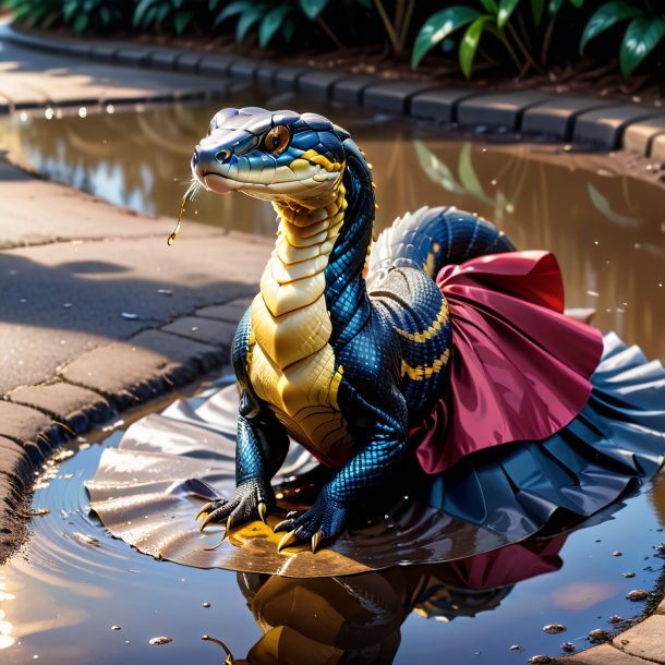 Dibujo de una cobra real en una falda en el charco