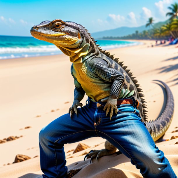 Foto de un lagarto monitor en un jeans en la playa